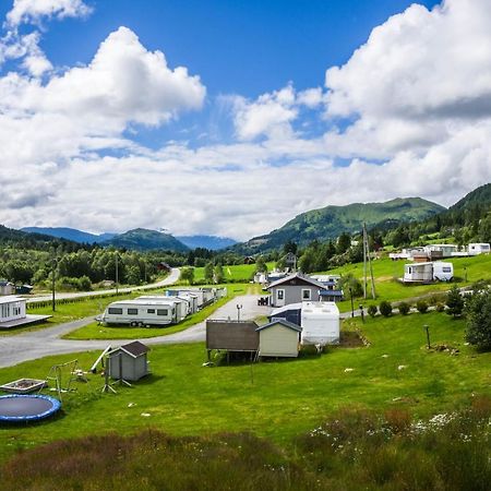 Smordal Hytteutleie Og Camping Hotel Nordfjordeid Kültér fotó