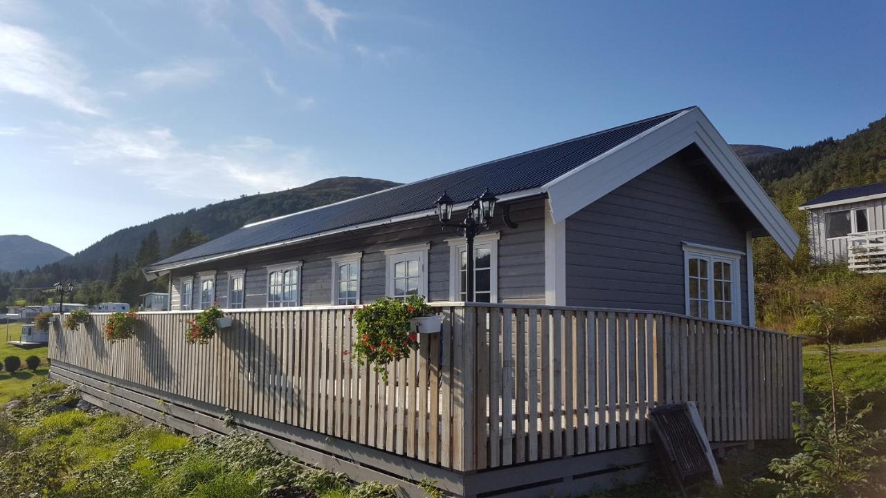 Smordal Hytteutleie Og Camping Hotel Nordfjordeid Kültér fotó